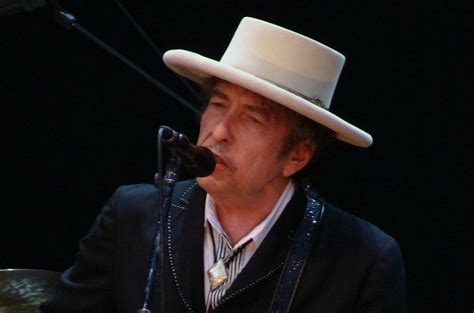 Ladies and gentlemen — columbia recording artist bob dylan! Watch: Bob Dylan scolds fans, then trips on stage - Bring Me The News