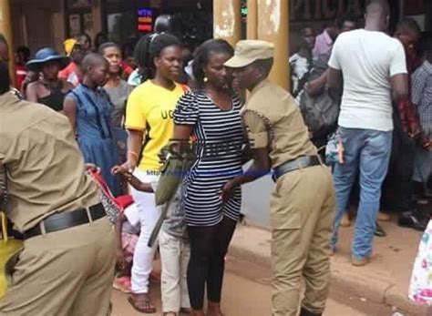 طريقه تفتيش النساء في اوغندا قبل دخول الاستاد جرافيك مان