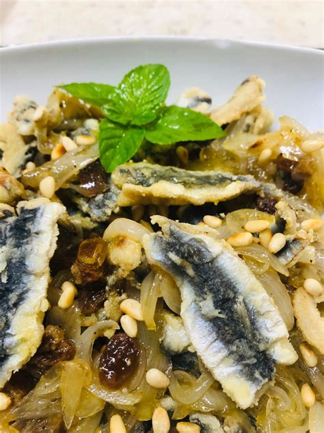 Sarde in saor servite sul piatto. Sarde in saor - Erica Liverani