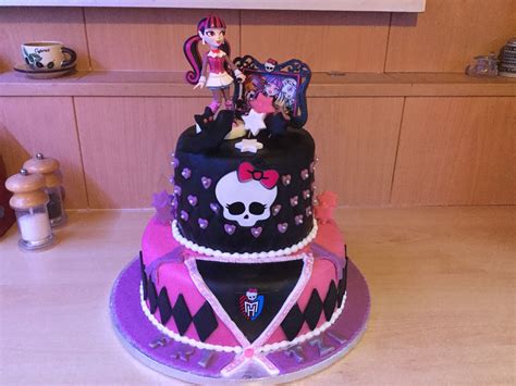 Immer nach dem high kuchen geburtstagskuchen, backen, geburtstagsfeiern, mädchen geburtstag, mädchen kuchen Monster high Torte | Torten, Minnie maus