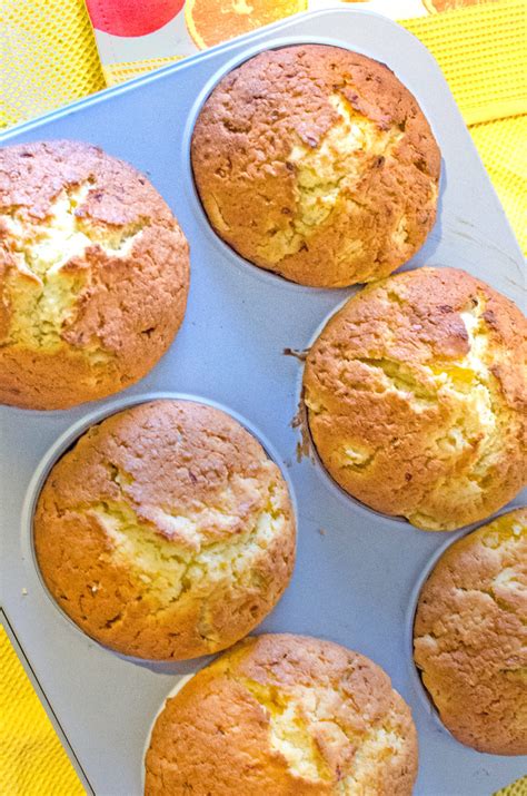 Gleichmäßig auf dem kuchen verteilen. SAFTIGER KOKOS-MANDARINEN-KUCHEN MIT BUTTERMILCH