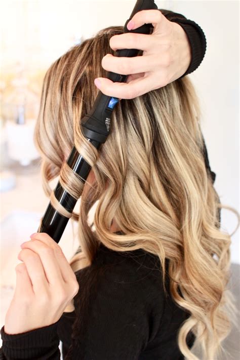 The plates are infused with tourmaline to create a shiny, defined curl. How to Curl your Hair with a Wand | Curls and Cashmere