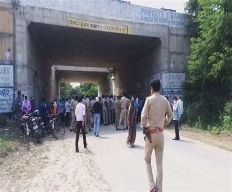 Protest At Yamuna Expressway एक्सप्रेस वे कर्मचारी की मौत को लेकर भड़का