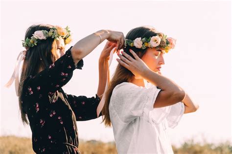 Deux Jeunes Filles Câlin Pendant Le Coucher Du Soleil Sur Le Terrain