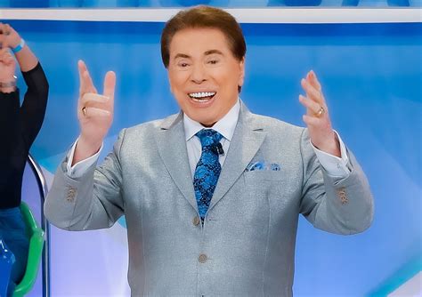 Silvio Santos Usa Terno Novo Prateado Look Icônico Segue Desaparecido