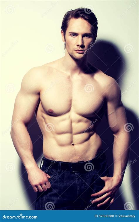 Uomo Bello Con L Ente Muscolare Sexy Fotografia Stock Immagine Di Contrasto Proposta