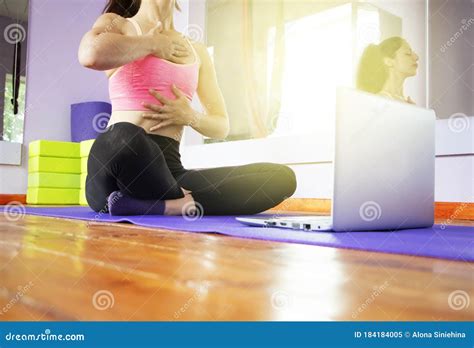 Fitness En Yoga Trainer Onderricht Via Laptop Draadloze