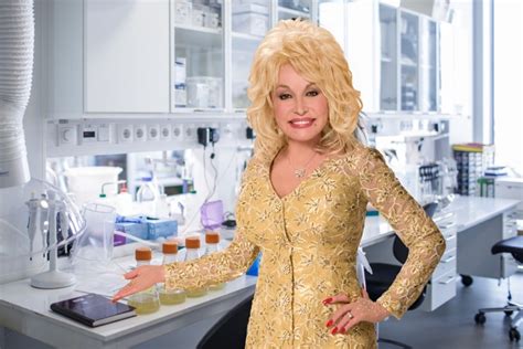 Moderna Hero Dolly Parton Admits She Gets More Credit Than She