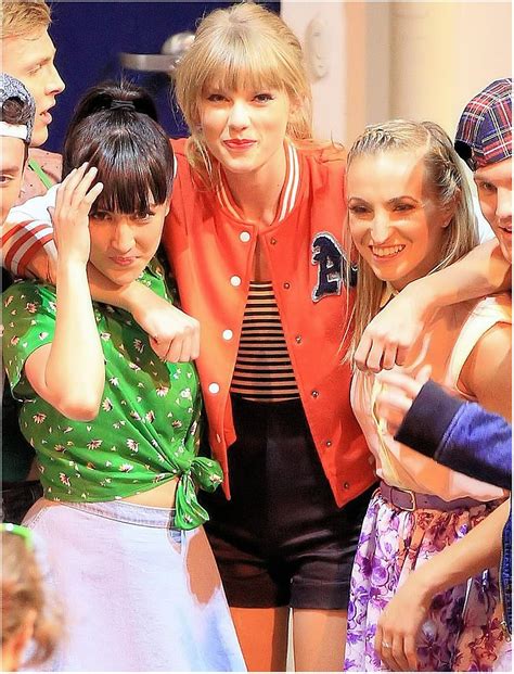 Taylor Avec Ses Fans Berghain Swift Photo Fans First Dates
