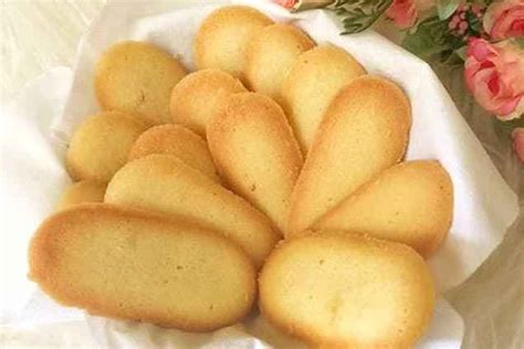 Lidah kucing menjadi salah satu jenis kue yang mudah untuk dibuat saat di rumah saja. Resep Kue Kering Lidah Kucing | Primaberita