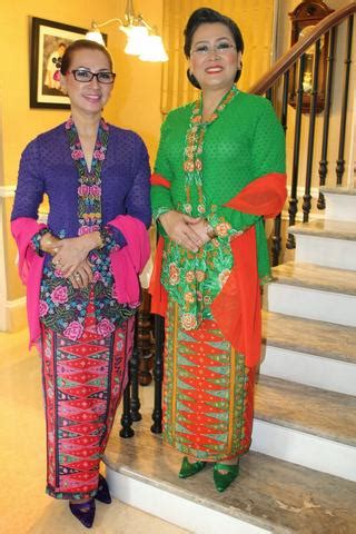 Sumatera lebih terkenalnya dengan sebutan suku batak atau orang medan. Pakaian Adat Betawi