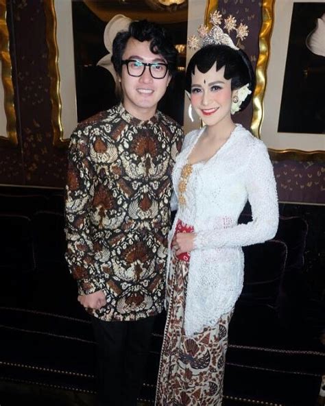 Dalam model kebaya ini, pengantin menggunakan kebaya warna putih. Dari Raissa Hingga Caca Tengker Tampil Anggun Dengan ...