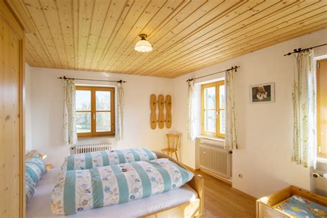 10 comfortable wellness apartments with about 30 and 50 square meters for 2 to 4 people, he big garden, the beautiful, comfortable furniture made of wood and other natural products as well as the high quality of the apartments will make your vacation unforgettable, calming down, relaxing, leaving tedious stress behind. Urlaub beim Hansenbauer --- Ferienwohnung Wendelstein