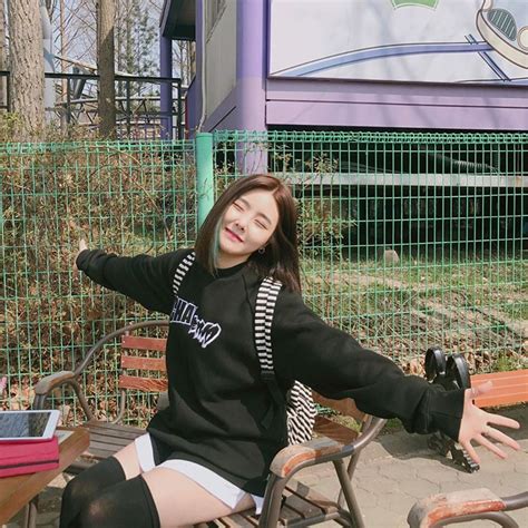 210106 브레이브걸스 유나 인스타 라이브 방송. 오늘은 특별한체험을 하러 한국민속촌에 멤버들과 함께 ...