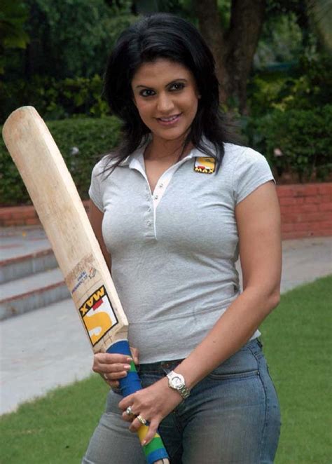 10 Most Glamorous And Beautiful Female Anchors In The History Of Ipl