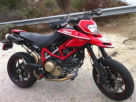 Has anybody had the chance to ride them back to back and also against the newer evo models (even non sp). 2010 Ducati Hypermotard 1100 Evo SP - Moto.ZombDrive.COM