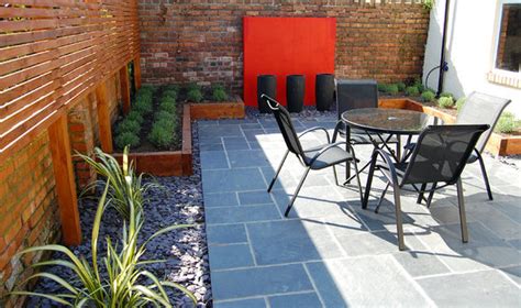 Here are the diversified and distinctive privacy fence ideas for backyard that are affordable and this diy privacy fence idea for backyard is similar to the number 21. 11 Standout Ideas for Garden Paving