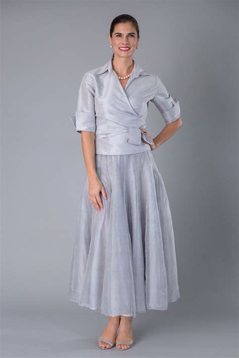 The increasing appeal of the mother of the bride gowns and evening dresses show the acceptance of modern influence as opposed to accepting stereotypical saree. Gallery: Mother of the Bride in 2020 | Mother of the groom ...