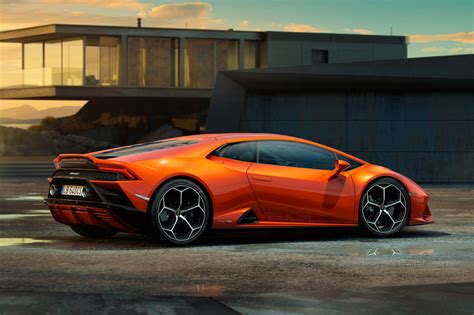 The huracan isn't a huge car (it's roughly 5 inches shorter than a honda civic), and a lot of that is dedicated to the engine. Lamborghini Huracán Evo - Evolution 2.0 - NewCarz.de