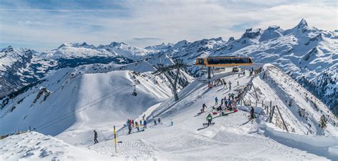 The stoos ridge hike from klingenstock to fronalpstock offers spectacular views of more than ten swiss lakes and countless alpine peaks in central switzerland. Meilenweiss - Stoos