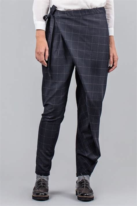 Nähanleitung und schnittmuster hose, hose mit gummibund nähen, hose einfacher schnitt, schnittmuster palazzo hose, basic schnittmuster für schnittmuster für jogpants damenhose dana aus gewebtem stoff. Modische Wickelhose selber nähen: Kostenlose Anleitung plus Schnittmuster in 2020 | Wickelhose ...
