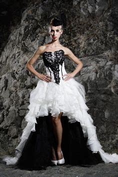 Blau, grün, lila, pink, braun… hier habt ihr nicht sehr viel auswahl, findet aber einige wunderschöne. Extravagante Brautmode, schwarze Brautkleider, schwarz ...