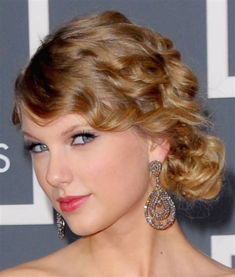 The teach Zone: Taylor Swift Long Hairstyles with bangs 2012