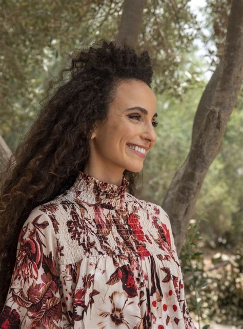 אני יודעת שיש מלאכים בעולם מחכים לי בדרך לא צריך למהר, הכל יסתדר זה יבוא עם הזמן יש דברים חשובים באמת זה בסוף בפרטים הקטנים לפעמים לא צריך לדבר גם בשקט מצאנו מילים שרק תחייך כל החיים זה כל מה שאני מבקשת בית קטן, גינה לילדים תאמין לי אני מאושרת תדע שאני לתמיד עלינו שומרת ואתה עוד תראה. יובל דיין - שרק תחייך - יוסמיוסיק