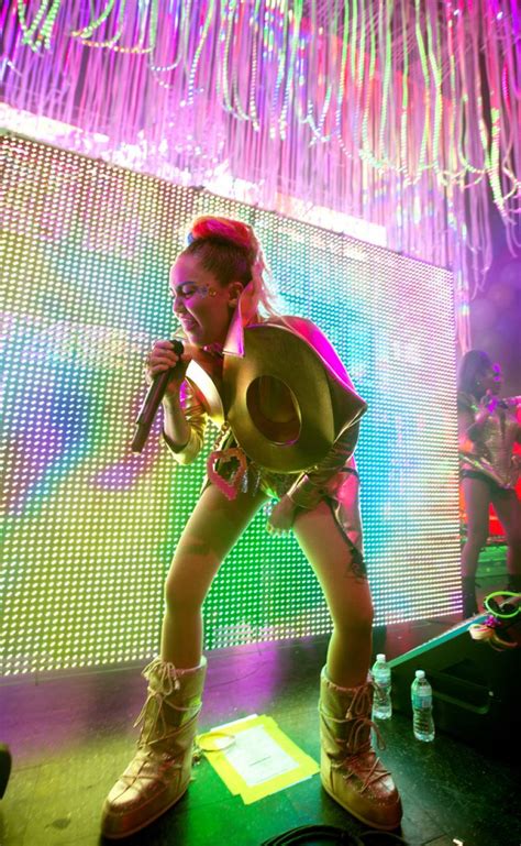 Miley Cyrus Performs At The Milky Milky Milk Tour In Chicago 11 19 2015 Hawtcelebs