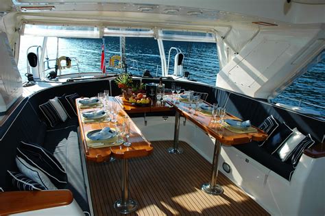 5 reasons to host a party on a boat - Water Fantaseas