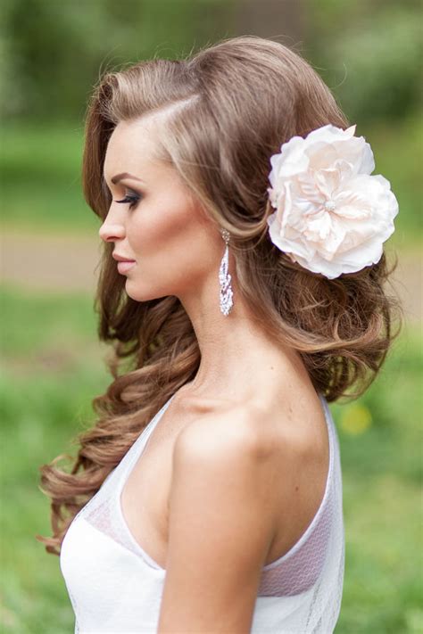 Naturally curly shows you how to pull off a sideswept curly wedding look. curly bridal hairstyle with blush flower | Deer Pearl Flowers