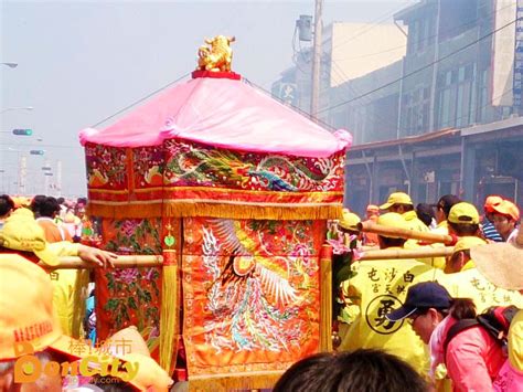 不過，你分得出來白沙屯媽祖和大甲媽祖有何不同嗎？ ★ep014 大甲 & 白沙屯媽祖繞境小知識懶人包. 《媽祖繞境》白沙屯媽祖徒步北港進香 :: BonCity-棒!城市:台灣好吃好玩好康好體驗