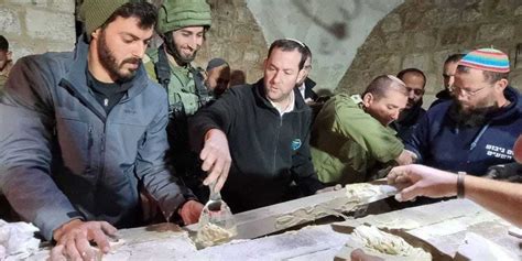 Israelis Restore Josephs Tomb Following Vandalism By Palestinian Rioters