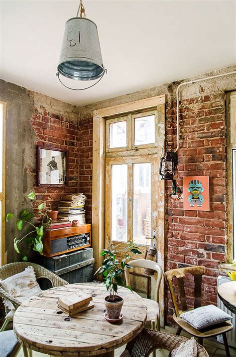 Using vintage finds in a small bedroom. Diseño interior restaurantes vintage. Bistró Acuarela ...