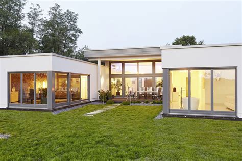 Ein haus im bauhausstil strahlt eine zeitlose eleganz aus und punktet durch gradlinigkeit. Einzelseite | Haus bungalow, Haus bauen, Bauhausstil haus