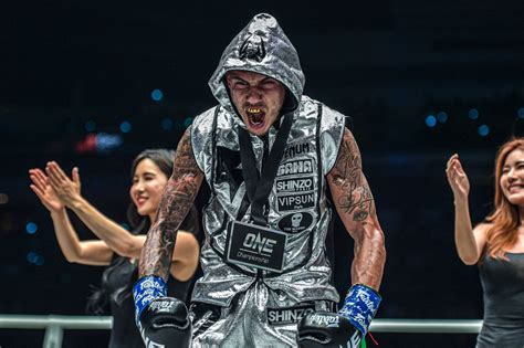 Samy Sana Beats Yodsanklai Iwe Fairtex In One Featherweight Kickboxing World Grand Prix Quarter