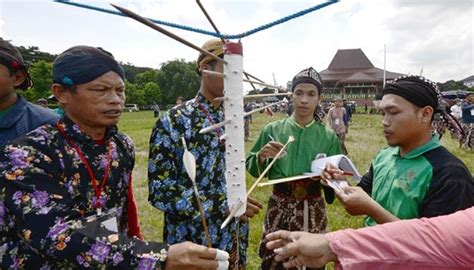 Maybe you would like to learn more about one of these? Jemparingan, Tradisi Panahan Kuno Asli Yogyakarta yang ...