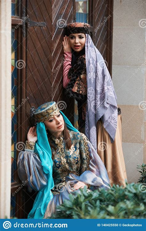 320 x 320 jpeg 19 кб. Beautiful Azeri Women In Traditional Azerbaijani Dress ...