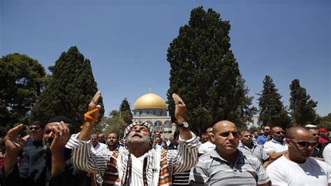 صفة صلاة العيد أن يحضر الإمام ويؤم الناس بركعتين قال عمر رضي الله عنه : عشرات الآلاف يؤدون صلاة العيد في المسجد الأقصى