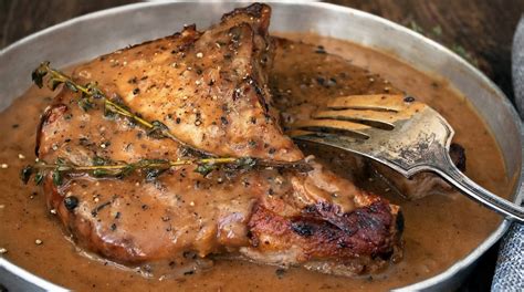La meilleure recette de côtelettes de porc avec une sauce aux poivres