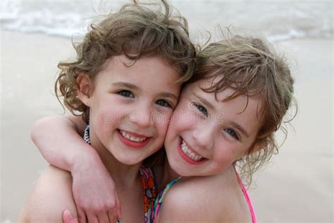 Deux filles à la plage image stock Image du plage sable 19466567