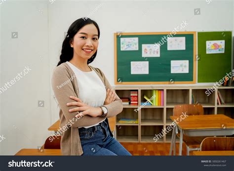 Asian Teacher 109390 รายการ ภาพ ภาพสต็อกและเวกเตอร์ Shutterstock