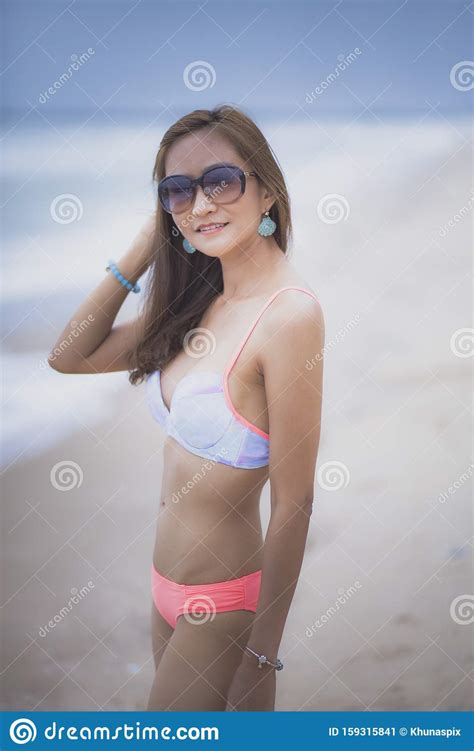 Mooie Jonge Aziatische Vrouw Met Bikini Op Zeestrand Met Glimlachend