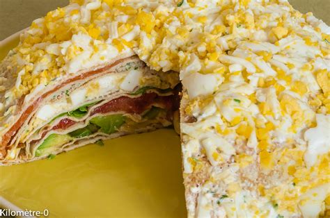 Gâteau de crêpes au thon à la truite fumée aux tomates aux avocats