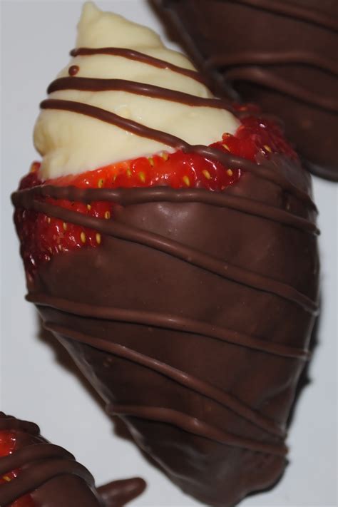 Meanwhile, set stemless wine glasses on the diagonal in a muffin pan. White Chocolate Mousse Stuffed Chocolate Dipped Strawberries