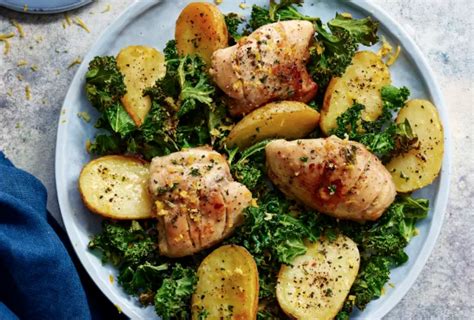 Layer with remaining potatoes and chicken, followed by leftover marinara sauce and bechamel sauce. SW recipe: Chicken, potato and kale bake