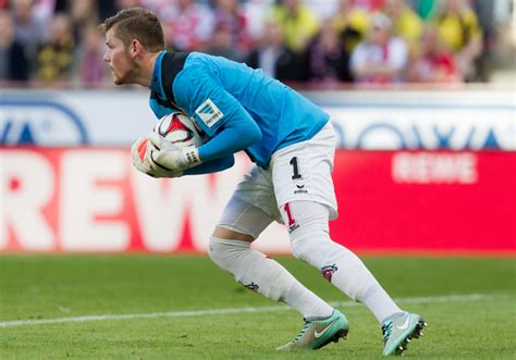 Fc köln, tony schumacher, gratuliert dem maskottchen, geißbock hennes viii, zum zehnten geburtstag. 1. FC Köln gegen BVB neben Hennes VIII. direkt am Rasen ...