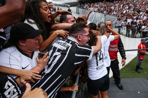 Tita, jogadora do sl benfica, vestiu a pele de repórter para. Jogadoras do Timão Feminino levantam a taça de campeãs ...