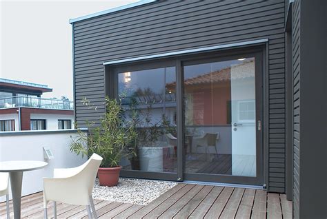 Das holz stammt meist aus nachhaltigem anbau und ist ein nachwachsender rohstoff. Haus Holzverkleidung Grau - Heimidee