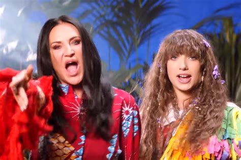 With viki gabor, kayah, michalina rudek, bashy crew. Viki Gabor i Kayah nagrały feministyczną piosenkę "Ramię w ...